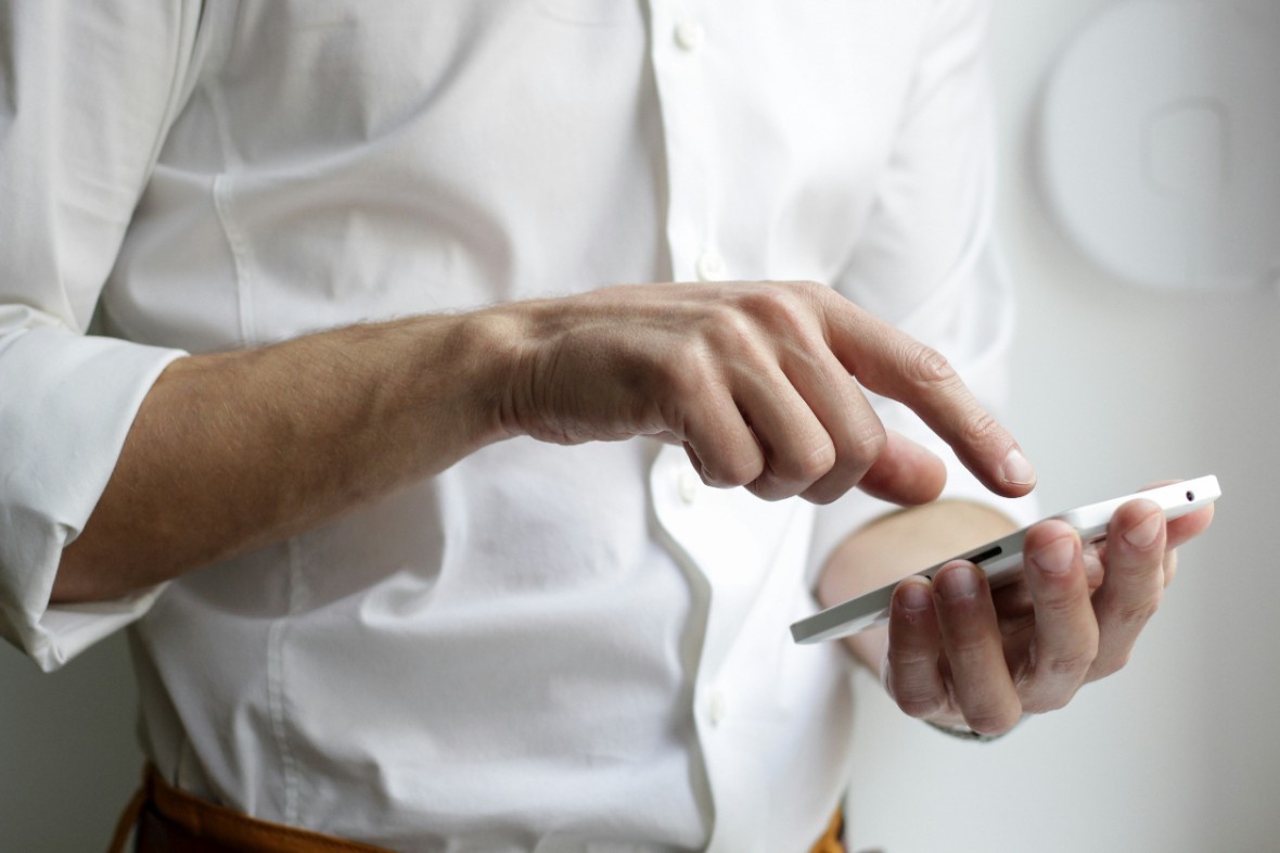 Person fingrar på en telefon